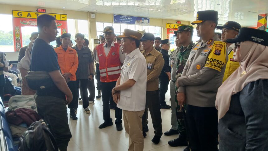 TINJAU : Gubernur Kalteng, Agustiar Sabran bersama Kapolda Kalteng, Irjen Pol Iwan Kurniawan dan Danrem 102/pjg saat meninjau pemudik, di Pelabuhan Sampit, belum lama ini. (foto:ist)