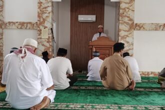KHUTBAH : Bupati Katingan, Saiful menyampaikan khutbah di Masjid Haji Gumerman, Kasongan, Jumat (4/4/2025). (foto:saleh)