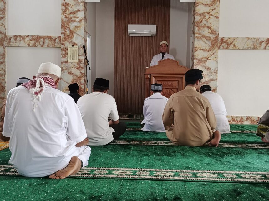 KHUTBAH : Bupati Katingan, Saiful menyampaikan khutbah di Masjid Haji Gumerman, Kasongan, Jumat (4/4/2025). (foto:saleh)