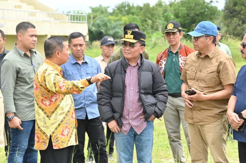 TINJAU : Gubernur yang didampingi Kepala Organisasi Perangkat Daerah melihat kawasan stadion sepak bola atau tempat olah raga di Kecamatan Hanau, Kabupaten Seruyan pada Minggu (6/4/2025) siang. (foto:ist)