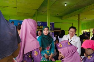 TINJAU: Ketua TP PKK Katingan, Ny Sumiati Saiful saat meninjau pelayanan kesehatan oleh Poltekkes Palangka Raya di Desa Hiyang Bana.