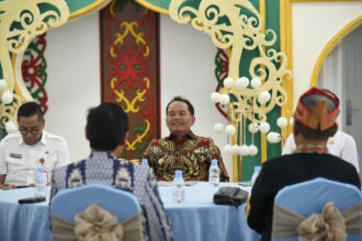 PERTEMUAN : Gubernur Kalimantan Tengah, Agustiar Sabran hadiri pertemuan dan silaturahmi bersama 12 Rektor dan Pimpinan Perguruan Tinggi Kalimantan Tengah di Istana Isen Mulang, Rabu (9/4/2025). (foto:mmc)