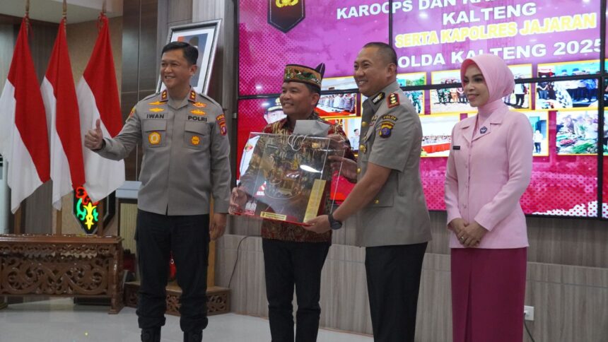 PENGHARGAAN : Gubernur Kalimantan Tengah (Kalteng) H. Agustiar Sabran didampingi Kapolda Kalteng, Irjen Iwan Kurniawan saat memberikan penghargaan dan cinderamata kepada Mantan Kapolres Lamandau, AKBP Bronto Budiyono atas dedikasinya dalam mengungkap peredaran narkotika seberat puluhan kilogram, di Aula Arya Dharma Polda Kalteng, Rabu (9/4/2025) siang. (foto:ist)