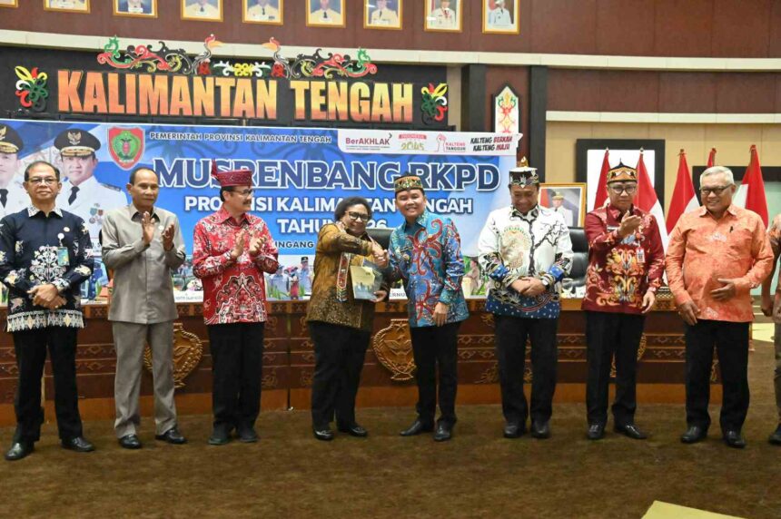 MUSRENBANG : Gubernur Kalimantan Tengah (Kalteng), Agustiar Sabran di dampingi oleh Wakil Menteri Dalam Negeri (Wamendagri), Ribka Halluk membuka Musyawarah Rencana Pembangunan (Musrenbang) Provinsi Kalimantan Tengah Tahun 2025 Dalam Rangka Penyusunan RKPD Tahun 2026, di Aula Jayang Tingang Lantai II Kantor Gubernur, Kamis (10/4/2025). (foto:mmc)