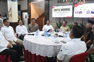 COFEE MORNING : Gubernur Kalteng, Agustiar Sabran ikut serta dalam coffee morning bersama unsur Forum Koordinasi Pimpinan Daerah (Forkopimda) bertempat di Aula Mapolda Kalteng, Kamis (17/04/2025). (foto:mmc)