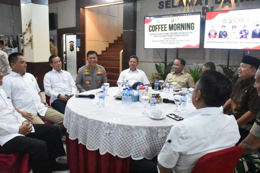 COFEE MORNING : Gubernur Kalteng, Agustiar Sabran ikut serta dalam coffee morning bersama unsur Forum Koordinasi Pimpinan Daerah (Forkopimda) bertempat di Aula Mapolda Kalteng, Kamis (17/04/2025). (foto:mmc)
