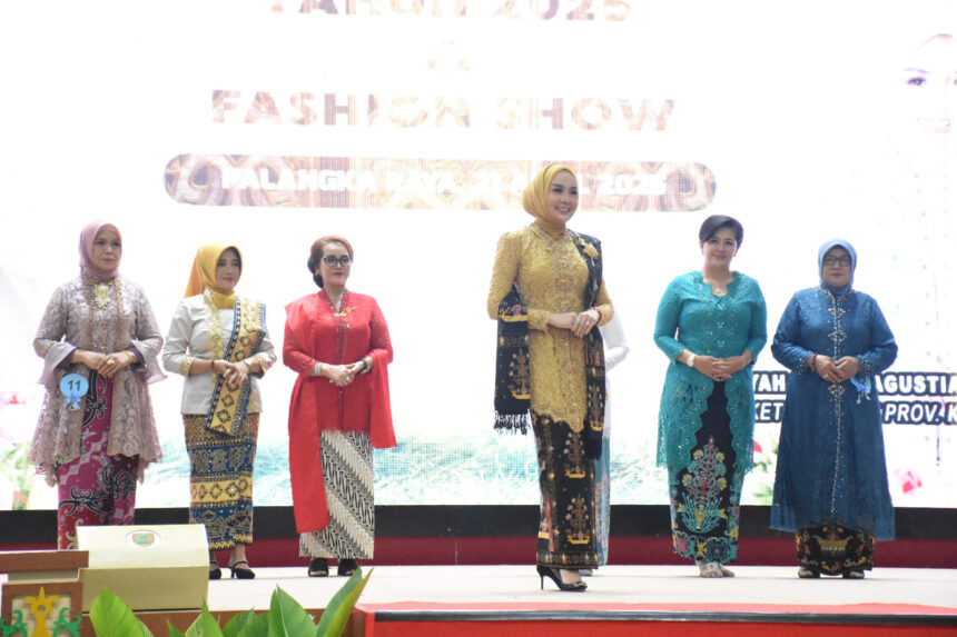 HARI KARTINI : Ketua TP PKK Kalteng Aisyah Thisia Agustiar Sabran menghadiri Lomba Fashion Show yang digelar dalam rangka memperingati Hari Kartini Ke-146 Tahun 2025 di Aula Jayang Tingang, Lantai II Kantor Gubernur, Senin (21/4/2025). (foto:ist)