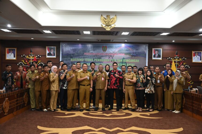 RAPAT : Pelaksana Tugas (Plt.) Sekretaris Daerah (Sekda) Kalteng, Katma F. Dirun membuka Rapat Asistensi Teknis Pembuatan Peta dan Penyusunan Rancangan Peraturan Bupati/Wali Kota se-Kalteng tentang Batas Kecamatan, di Aula Eka Hapakat, Lantai III Kantor Gubernur, Selasa (22/4/2025). (foto:ist)