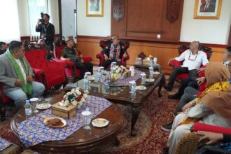 PENYAMBUTAN : Plt. Sekda Kalteng Leonard S. Ampung menyambut kedatangan Komisi XII DPR RI di VIP Room Bandara Tjilik Riwut Palangka Raya, Kamis (24/4/2025). (foto:ist)