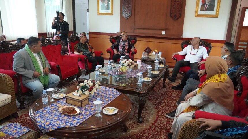 PENYAMBUTAN : Plt. Sekda Kalteng Leonard S. Ampung menyambut kedatangan Komisi XII DPR RI di VIP Room Bandara Tjilik Riwut Palangka Raya, Kamis (24/4/2025). (foto:ist)