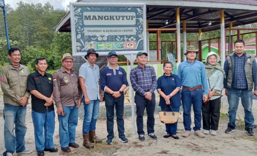 Training and Research Center MANGKUTUP : Rektor UPR, Prof. Dr. Ir. Salampak, M.S didampingi Wakil Rektor Bidang Akademik UPR, Dr. Natalina Asi, M.A beserta jajaran rektorat bersama Direktur PT IFP, Yustinus Sarono Raharjo saat berada di Training and Research Center MANGKUTUP di Desa Lehai, Kecamatan Mantangai, Kabupaten Kapuas, Sabtu (26/4/2025). (foto:ardi)