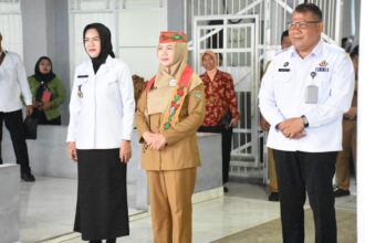 HARI BAKTI PEMASYARAKATAN : Asisten Ekobang Sri Widanarni, mewakili Gubernur didampingi Kakanwil Ditjenpas Kalteng, I Putu Murdiana hadir secara virtual dalam Tasyakuran Puncak Peringatan Hari Pemasyarakatan Kemenimipas dari Aula Lapas Kelas II Palangka Raya, Senin (28/4/2025). (foto:ist)