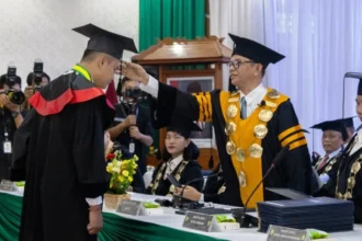 Universitas Palangka Raya (UPR) resmi mewisuda 824 mahasiswa program sarjana dan pascasarjana pada Sabtu (22/3/2025).