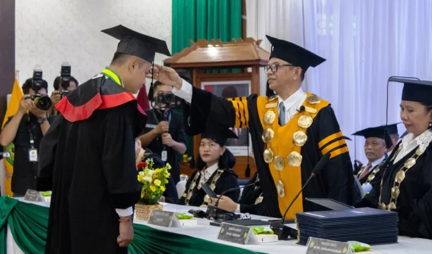 Universitas Palangka Raya (UPR) resmi mewisuda 824 mahasiswa program sarjana dan pascasarjana pada Sabtu (22/3/2025).