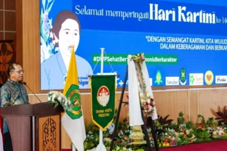 SAMBUTAN : Rektor UPR, Prof. Dr. Ir. Salampak, M.S saat menyampaikan sambutan pada peringatan Hari Kartini, Senin (21/4/2025), di Aula Rahan Lantai 2 UPR. (foto:ist)