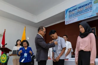 UTBK SNBT : Rektor UPR, Prof.Dr.Ir. Salampak saat membuka Ujian Tertulis Berbasis Komputer Seleksi Nasional Berdasarkan Tes (UTBK SNBT), Rabu (23/4/2025).