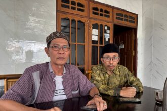 KECEWA : Advokat Senior Palangka Raya, Wikarya F Dirun SH., MH., CIL (Kanan) bersama rekannya Eko Andik Pribadi SH merasa kecewa dengan aturan kunjungan PH di Rutan Palangka Raya, Jumat (11/4/2025).