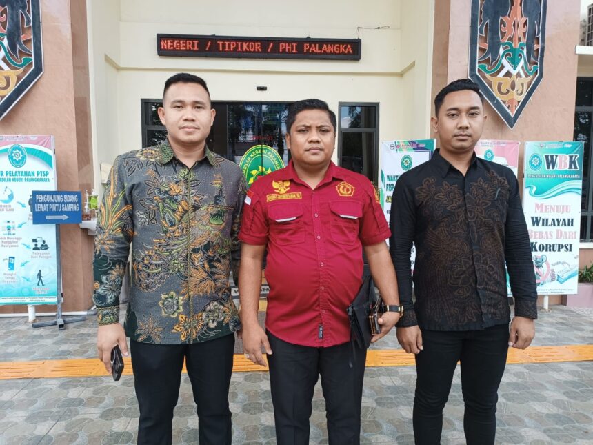 WAWANCARA : Jeffriko Seran SH selaku kuasa hukum Sukarto didampingi Rotama, SH dan Melki, SH usai diwawancarai para wartawan di halaman Pengadilan Negeri Palangka Raya, Rabu (30/4/2025). (foto:ardi)