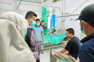 TINJAU : Wakil Bupati Katingan, Firdaus melakukan peninjauan pasien diare di rumah sakit umum daerah (RSUD) Mas Amsyar, Kamis (3/4/2025) siang. (Foto:Saleh)