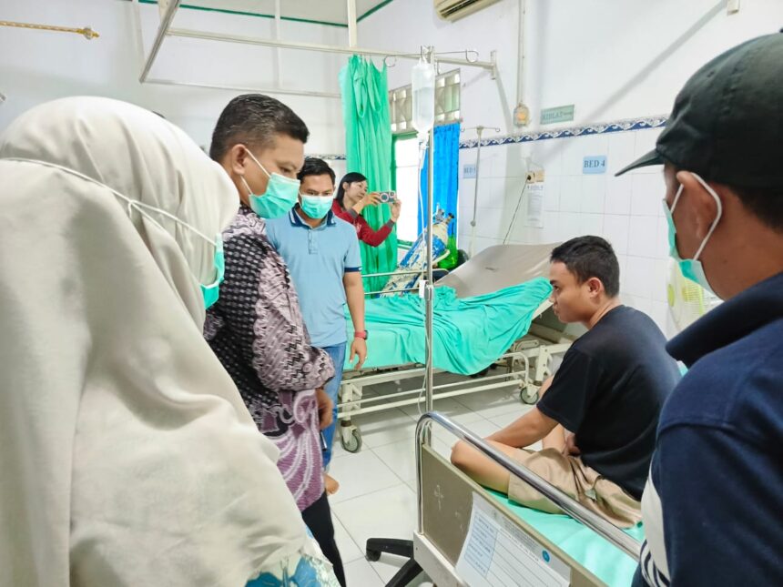 TINJAU : Wakil Bupati Katingan, Firdaus melakukan peninjauan pasien diare di rumah sakit umum daerah (RSUD) Mas Amsyar, Kamis (3/4/2025) siang. (Foto:Saleh)