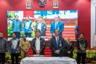 KERJASAMA : Gubernur Kalteng, H. Agustiar Sabran dan Rektor UPR Prof Salampak saat Penandatanganan Perjanjian Kerjasama Hibah Dana Pendidikan antara Pemprov Kalteng dan UPR di Aula Jayang Tingang Kantor Gubernur, Senin (28/4/ 2025). (foto:ist)