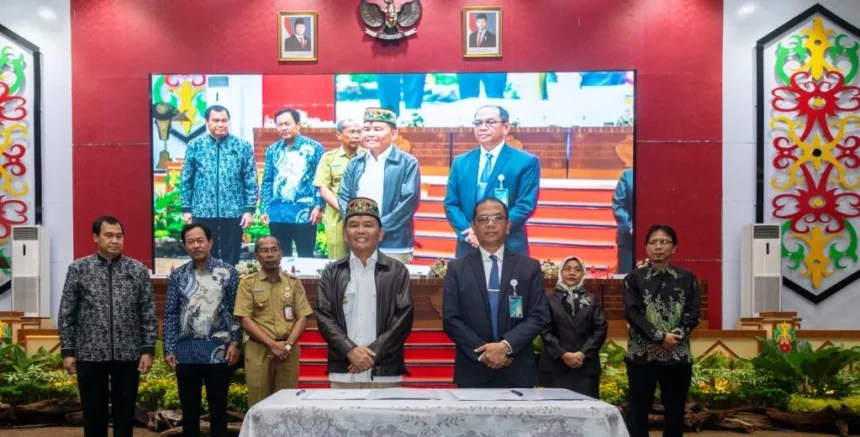 KERJASAMA : Gubernur Kalteng, H. Agustiar Sabran dan Rektor UPR Prof Salampak saat Penandatanganan Perjanjian Kerjasama Hibah Dana Pendidikan antara Pemprov Kalteng dan UPR di Aula Jayang Tingang Kantor Gubernur, Senin (28/4/ 2025). (foto:ist)