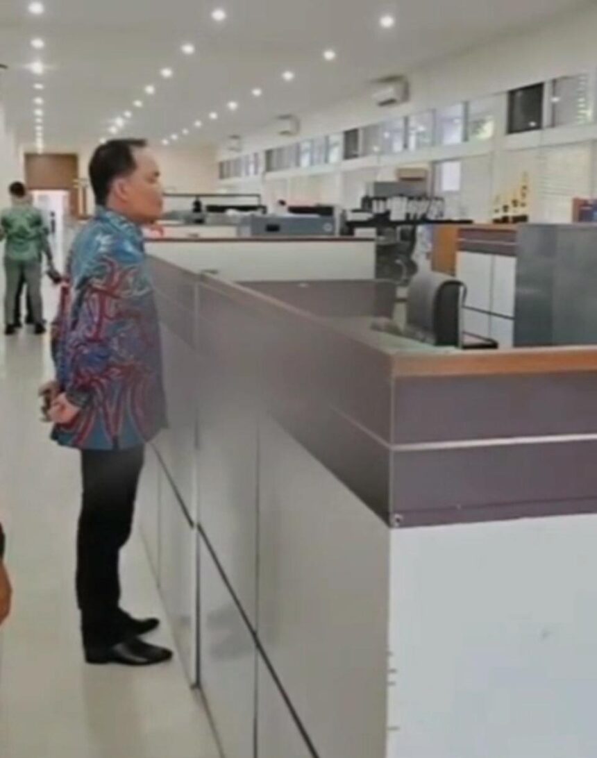 SIDAK : Gubernur Kalimantan Tengah (Kalteng), H. Agustiar Sabran, melakukan inspeksi mendadak (sidak) di lingkungan Kantor Gubernur, Selasa (15/4/2025). (foto:screnshoot)