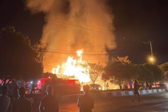 BERKOBAR : Dua bangunan toko di Jalan G.obos, Kota Palangka Raya berkobar, Selasa (15/4/2025). (foto:ist)
