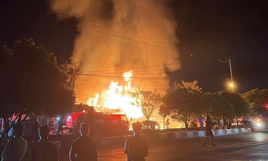 BERKOBAR : Dua bangunan toko di Jalan G.obos, Kota Palangka Raya berkobar, Selasa (15/4/2025). (foto:ist)