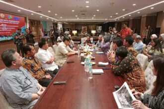 PERTEMUAN : Ketua umum PWI pusat Hendry Ch bangun, saat bertemu dengan menteri perumahan dan kawasan permukiman Maruarar Sirait,di Kantor Kementerian PKP, Wisma Mandiri, Jakarta, Selasa (8/4/2025). (foto:ist)