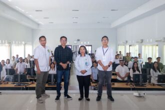 PELATIHAN : Wakil Rektor Bidang Akademik UPR, Dr. Natalina Asi, M.A saat meninjau pelatihan pengawas UTBK SNBT. (foto:ist)