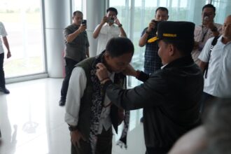 PENYAMBUTAN : GUbernur Kalteng, Agustiar Sabran menyambut kunjungan kerja Menteri Kehutanan Republik Indonesia, Raja Juli Antoni,Rabu (16/4/2025). (foto:ist)