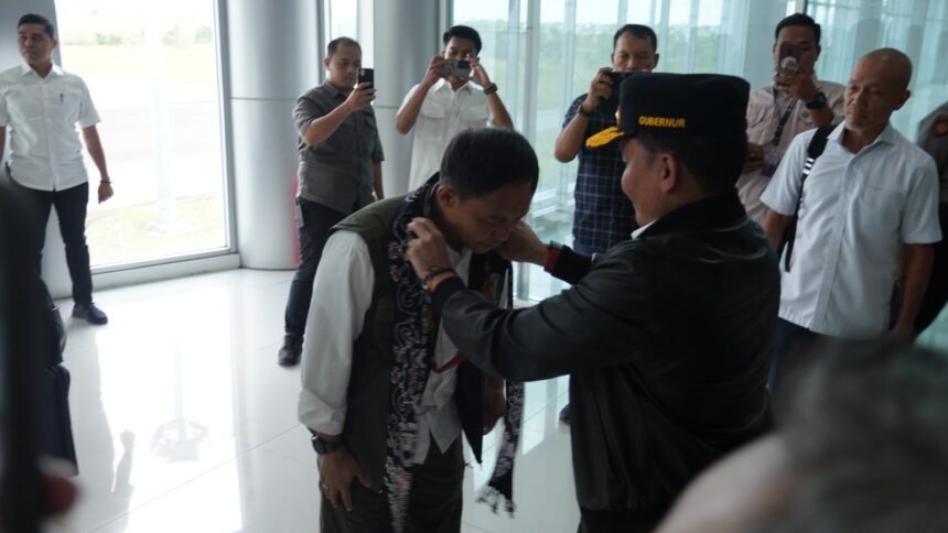 PENYAMBUTAN : GUbernur Kalteng, Agustiar Sabran menyambut kunjungan kerja Menteri Kehutanan Republik Indonesia, Raja Juli Antoni,Rabu (16/4/2025). (foto:ist)