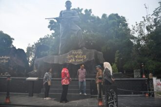 KUNJUNGAN : Gubernur Kalimantan Tengah Agustiar Sabran menyambangi kompleks Taman Wisata Bukit Batu di Kasongan, Kabupaten Katingan, Minggu (6/4/2025) sore. (foto:ist)