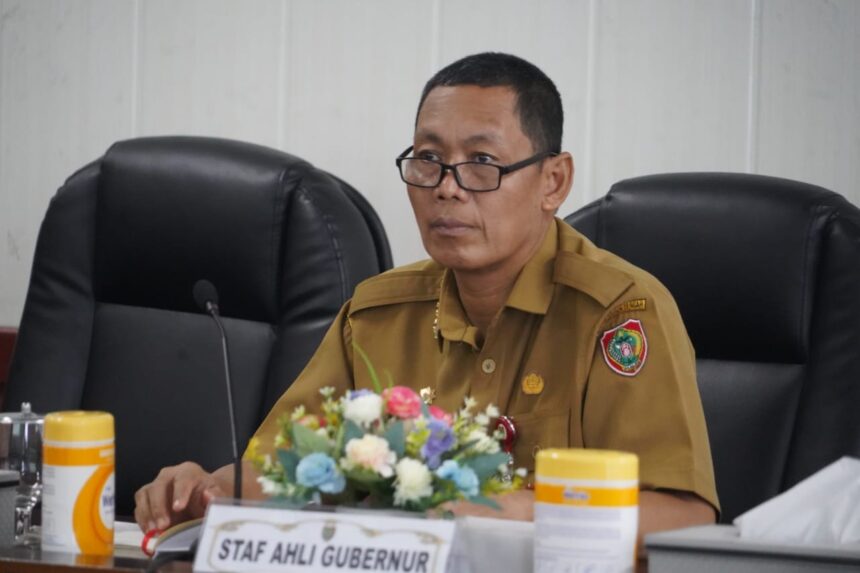 HADIRI : Staf Ahli (Sahli) Gubernur Bidang Ekonomi, Keuangan dan Pembangunan Yuas Elko hadiri Rapat Koordinasi (Rakor) Pengendalian Inflasi Tahun 2025 secara virtual, di Ruang Rapat Bajakah, Kantor Gubernur Kalteng, Senin (5/5/2025).  (FOTO;mmc)
