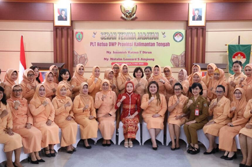 SERIJAB : Ketua Tim Penggerak dan Pemberdayaan Kesejahteraan Keluarga (TP-PKK) Provinsi Kalimantan Tengah (Kalteng), Aisyah Thisia Agustiar Sabran pimpin Serah Terima Jabatan Plt. Ketua Dharma Wanita Persatuan (DWP) Kalteng Masa Bakti 2024 – 2029, Natalin Leonard S. Ampung, menggantikan Plt. Ketua Dharma Wanita Persatuan Kalteng sebelumnya Hj. Isnaniah M Katma F. Dirun, bertempat di Aula LT. II Sekretariat DWP Provinsi. Kalteng, Senin (05/05/2025). (foto:ist)