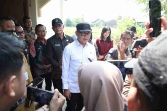 KUNJUNGAN : Wamendagri, Bima Arya saat berkunjung ke Lumbung Desa Margorejo, Kecamatan Cepiring, Kabupaten Kendal, Jawa Tengah (Jateng), Selasa (6/5/2025). (foto:ist)