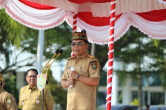 PIMPIN APEL : Gubernur Kalteng, H Agustiar Sabran pimpin Apel dan Beri Pengarahan Kepada Tenaga Kontrak di Lingkungan Pemprov Kalteng, di Halaman Kantor Gubernur Kalteng, Selasa (6/5/2025). (foto:ist)