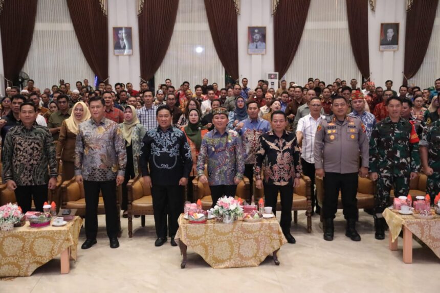 PERTEMUAN : Gubernur Kalteng H Agustiar Sabran didampingi Wagub Kalteng, Edy Pratowo dalam acara pertemuan bersama Kepala Perangkat Daerah, Camat, Kepala Desa, Tokoh Masyarakat, dan Damang se-Kabupaten Kapuas, di Hall Rumah Jabatan Bupati Kapuas, Selasa (6/5/2025).  (foto:mmc)