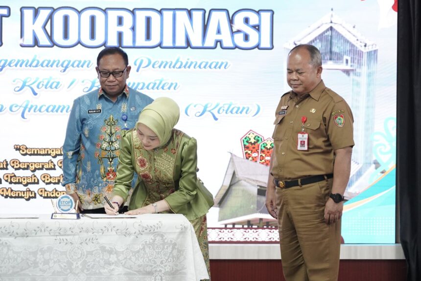 KERJASAMA : Penandatanganan Perjanjian Kerjasama dengan Ketua TP-PKK Kalteng,Aisyah Thisia Agustiar Sabran, Plh Asisten Pemkesra, Maskur dan Kepala BNN Prov. Kalteng, di Aula Jayang Tingang, Selasa (6/5/2025).