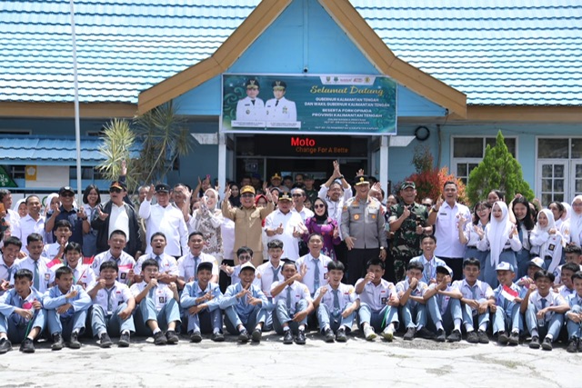 Gubernur Kalimantan Tengah (Kalteng), H. Agustiar Sabran memberikan pesan dan motivasi yang menyentuh kepada para siswa dan siswi SMA Negeri 1 Kuala Kapuas saat melakukan kunjungan kerja di Kabupaten Kapuas, Rabu (7/5/2025). 