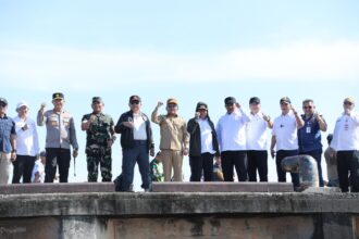 PROGRAM BEDAH RUMAH : Gubernur Kalteng, Agustiar Sabran meninjauan rencana lokasi bedah rumah, di Desa Simpang Bunga Tanjung, Kecamatan Kapuas Kuala, Kabupaten Kapuas, Rabu (7/5/2025). (foto :ist)