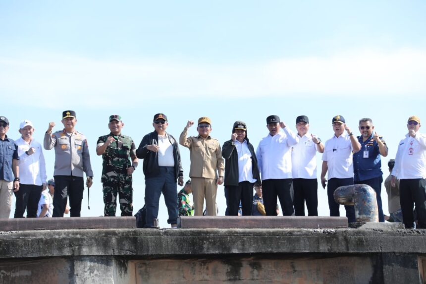 PROGRAM BEDAH RUMAH : Gubernur Kalteng, Agustiar Sabran meninjauan rencana lokasi bedah rumah, di Desa Simpang Bunga Tanjung, Kecamatan Kapuas Kuala, Kabupaten Kapuas, Rabu (7/5/2025). (foto :ist)