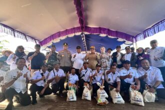 PASASR MURAH : Gubernur Kalteng, Agustiar Sabran dan Wakil Gubernur (Wagub) Kalteng, H Edy Pratowo buka Pasar Murah di Desa Lupak, Kecamatan Kapuas Kuala, Kecamatan Kapuas, Rabu (7/5/2025). (foto:ist)