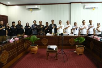 PENGEMBALIAN : Pemerintah Provinsi Kalimantan Tengah (Pemprov Kalteng) bersama Komisi Pemilihan Umum (KPU) Kalteng menggelar acara pengembalian sisa dana hibah Pilkada 2024, bertempat di Ruang Rapat Bajakah, Kantor Gubernur Kalteng, Rabu (07/05/2025). (foto:ist)