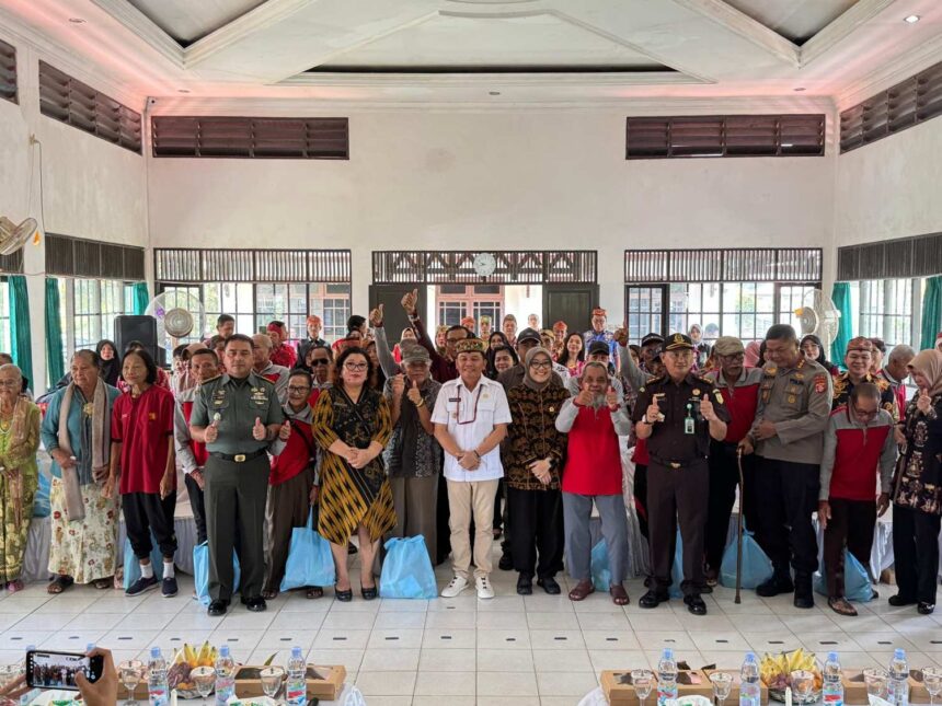 Gubernur Kalimantan Tengah (Kalteng) H. Agustiar Sabran melakukan Anjangsana ke Panti Sosial Tresna Werdha Sinta Rangkang, Kamis (8/5/2025).