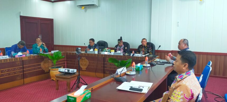 Plt. Sekretaris Daerah Provinsi Kalimantan Tengah (Prov. Kalteng) Leonard S. Ampung menghadiri Rapat Koordinasi Percepatan Realisasi APBD Tahun 2025 yang digelar oleh Kementerian Dalam Negeri melalui Direktorat Jenderal Bina Keuangan Daerah secara virtual dari Ruang Rapat Bajakah Kantor Gubernur Kalteng, Kamis (08/05/2025).