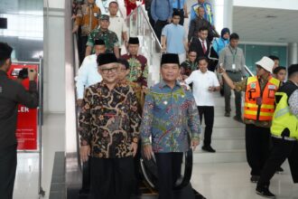 Gubernur Kalimantan Tengah, H. Agustiar Sabran, didampingi Wakil Gubernur Edy Pratowo, menyambut kedatangan Menteri Pendidikan Dasar dan Menengah, Abdul Mu`ti di Bandara Tjilik Riwut, Palangka Raya, Jumat (9/5/2025).