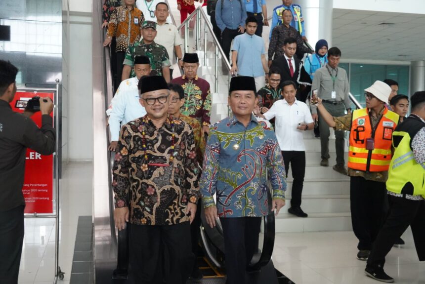 Gubernur Kalimantan Tengah, H. Agustiar Sabran, didampingi Wakil Gubernur Edy Pratowo, menyambut kedatangan Menteri Pendidikan Dasar dan Menengah, Abdul Mu`ti di Bandara Tjilik Riwut, Palangka Raya, Jumat (9/5/2025).