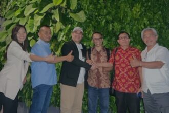 KESEPAKATAN : Ketua Umum PWI hasil Kongres Bandung, Hendry Ch Bangun (Kiri), dan Ketua Umum PWI hasil Kongres Luar Biasa, Zulmansyah Sekedang (kanan) bersama anggota dewan pers, Dahlan Dahi bersepakat terkait masa depan PWI, di Jakarta, Jumat (16/5/2025). (foto:ist)
